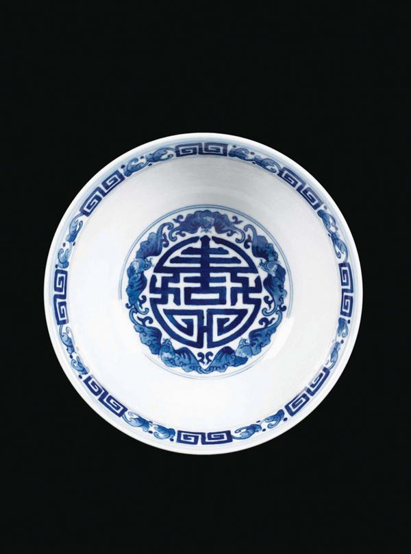 Ciotola in porcellana bianca e blu con decoro di fiori, ideogrammi e pipistrelli, Cina, Repubblica, XX secolo