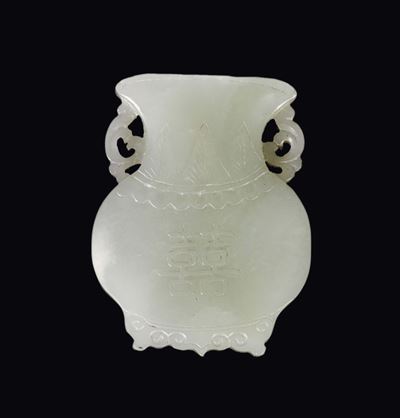 Fibbia in Giada Bianca Scolpita a Guisa di Vaso con Ideogramma Inciso, Cina, Dinastia Qing, XIX S...