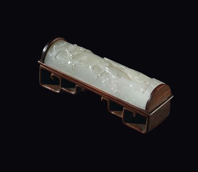 Appoggia Polso in Giada Bianca con Ramo Fiorito a Rilievo, Cina, Dinastia Qing, Epoca Qianlong (1...