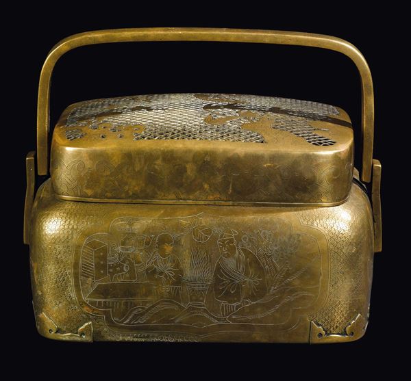 Scaldapiedi con manico in bronzo dorato con raffigurazioni di personaggi entro riserve e decoro a motivo vegetale, Cina, Dinastia Qing, XIX secolo