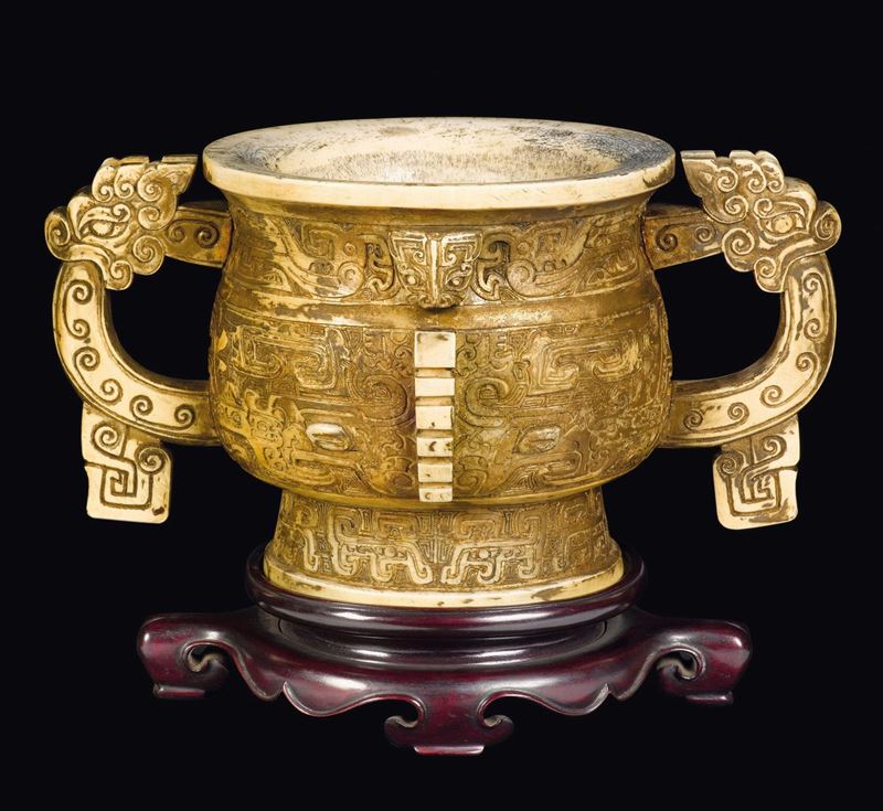 Grande incensiere con manici in avorio e tracce di doratura a decoro geometrico d’ispirazione arcaica, Cina, Dinastia Qing, XIX secolo  - Asta Fine Chinese Works of Art - Cambi Casa d'Aste