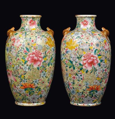 Coppia di Vasi in Porcellana a Smalti Policromi con Decoro Millefiori e Manici a Guisa di Pipistr...