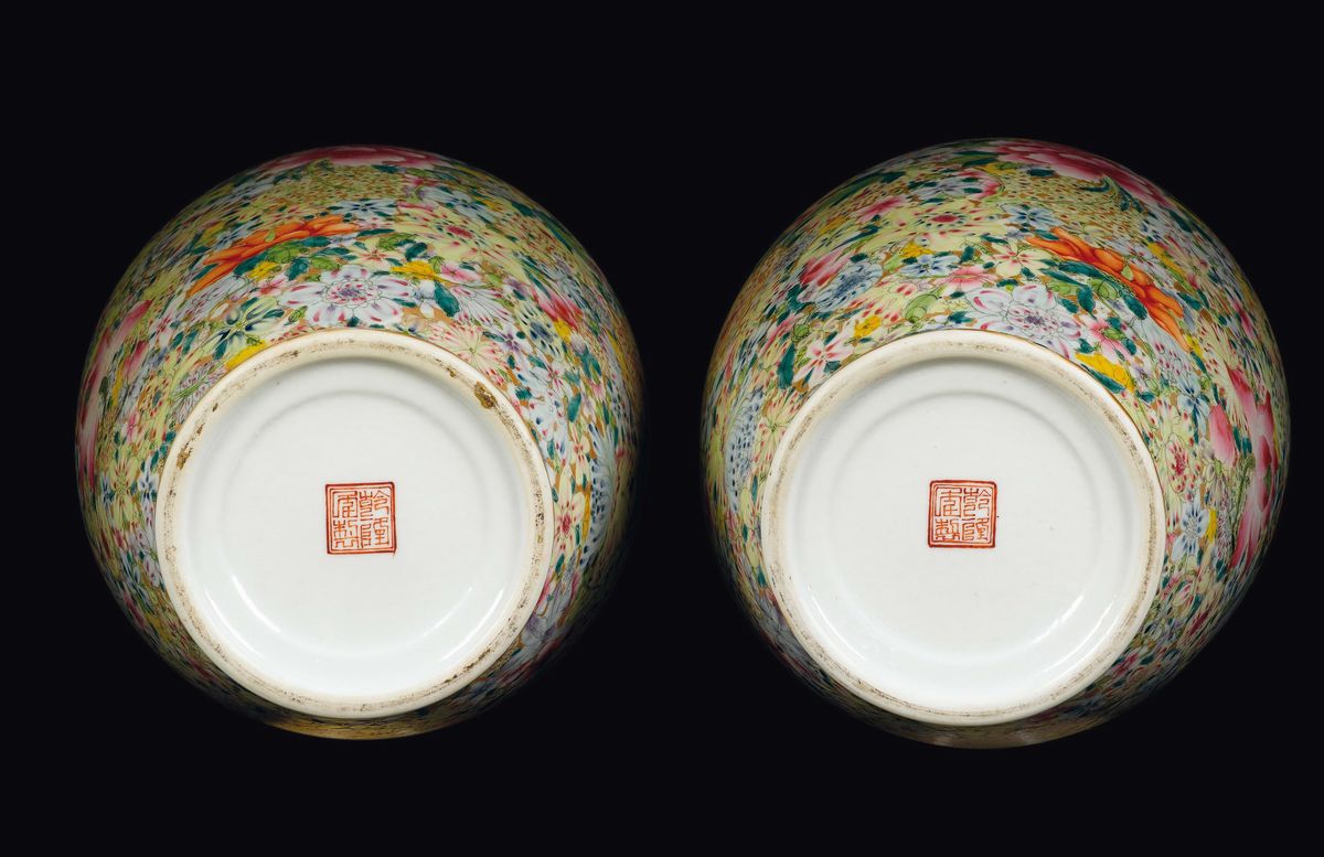 Coppia di Vasi in Porcellana a Smalti Policromi con Decoro Millefiori e Manici a Guisa di Pipistr...