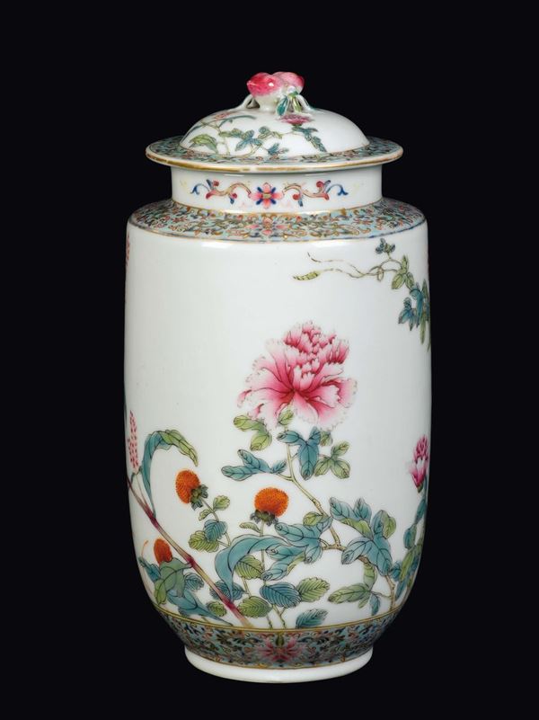 Vasetto con coperchio in porcellana a smalti policromi con disegni di rose, Cina, Repubblica, XX secolo