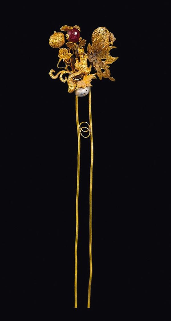 A gold filigree hair clips with a small mouse on the top, China, Qing Dynasty, Qianlong Period (1736-1795)