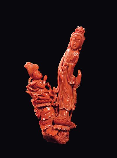 Figure di Guanyin e Fanciullo Orante su Fiori di Loto Scolpite in Corallo, Cina, Inizio XX Secolo
