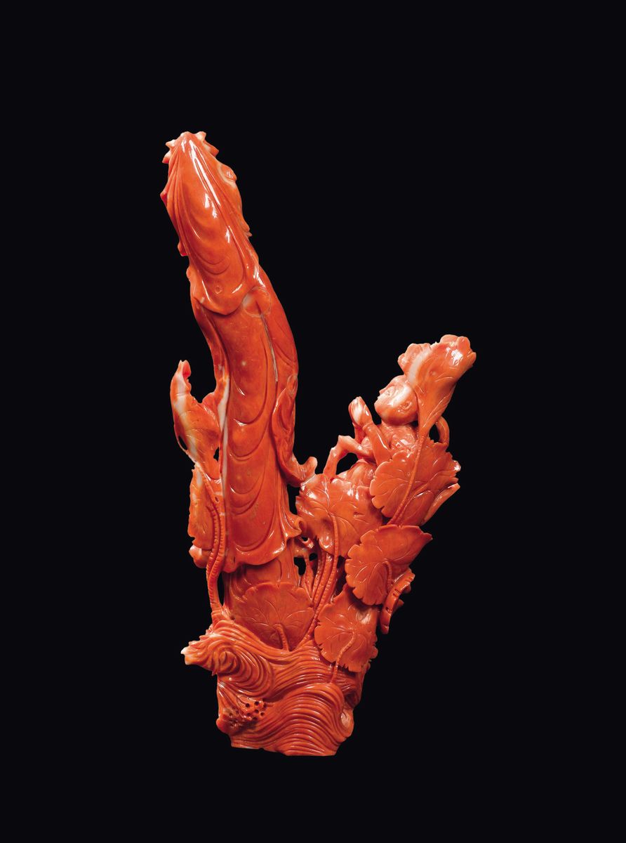 Figure di Guanyin e Fanciullo Orante su Fiori di Loto Scolpite in Corallo, Cina, Inizio XX Secolo