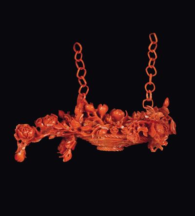 Cestino di Vimini Pieno di Rose e con Catenelle Scolpito in Corallo, Cina, Inizio XX Secolo