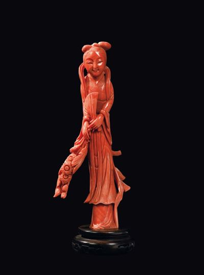 Figura di Guanyin con Ventaglio e Mazzo di Fiori Scolpita in Corallo, Cina, Inizio XX Secolo