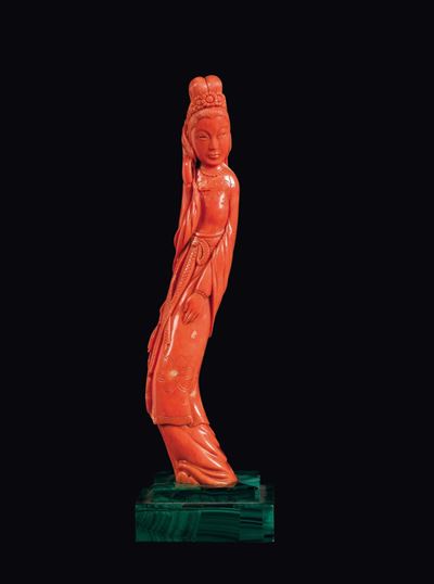 Figura di Guanyin con Nastro e Fiori tra i Capelli Scolpita in Corallo su Base di Malachite, Cina...