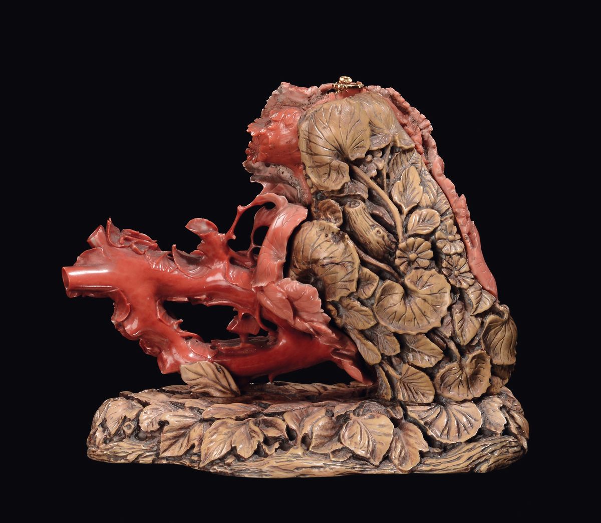 Gruppo in Corallo con Base in Legno con Orologio Incastonato, Cina, Dinastia Qing, Inizio XX Seco...