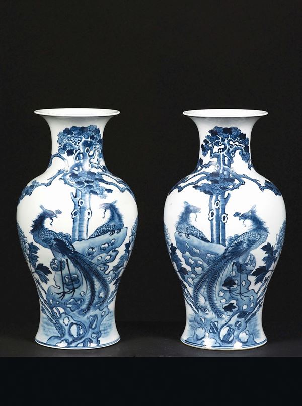Coppia di vasi in porcellana bianca e blu con raffigurazioni di coppie di fenici, Cina, XX secolo