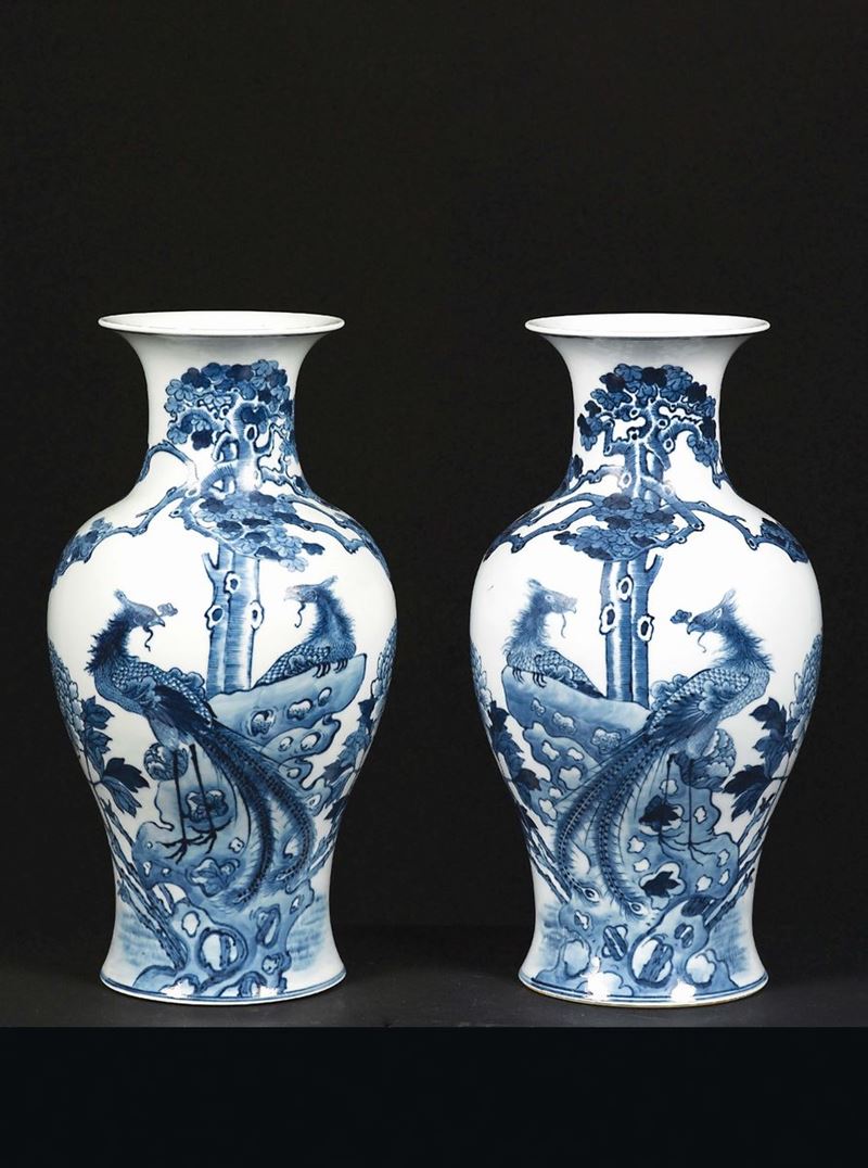 Coppia di vasi in porcellana bianca e blu con raffigurazioni di coppie di fenici, Cina, XX secolo  - Asta Chinese Works of Art - Cambi Casa d'Aste