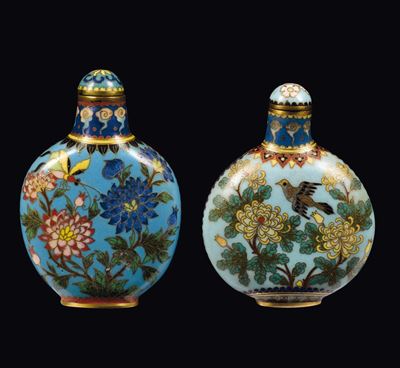 Due Snuff Bottles in Cloisonné Decorate con Fiori, Farfalle e Uccellini, Cina, Dinastia Qing, XIX...