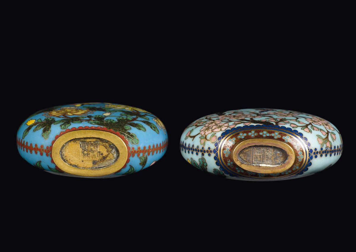 Due Snuff Bottles in Cloisonné Decorate con Fiori, Farfalle e Uccellini, Cina, Dinastia Qing, XIX...