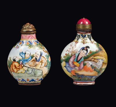 Due Snuff Bottles in Metallo Smaltato con Decoro di Personaggi e Fiere, Cina, Inizio XX Secolo