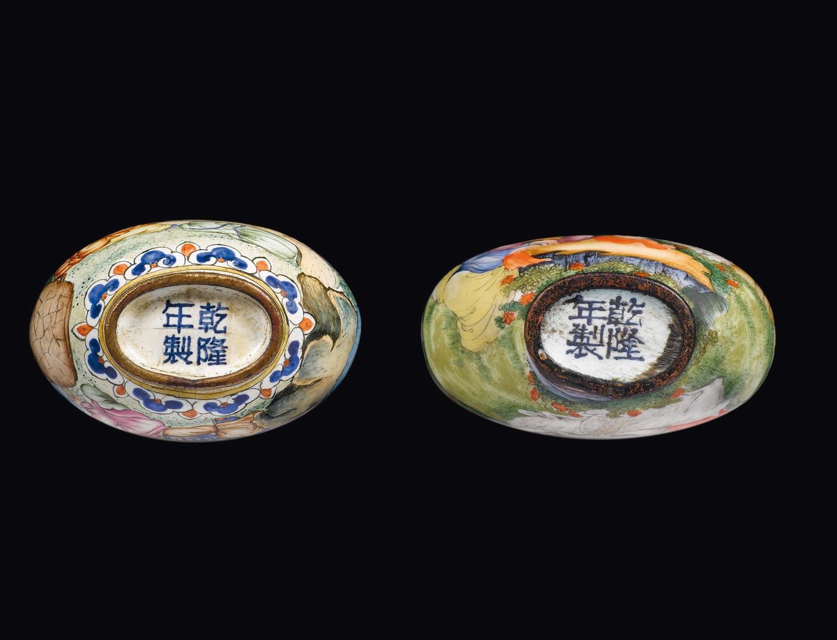 Due Snuff Bottles in Metallo Smaltato con Decoro di Personaggi e Fiere, Cina, Inizio XX Secolo