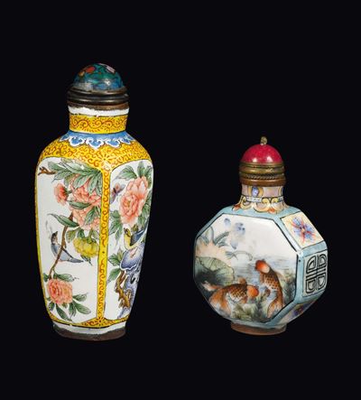 Due Snuff Bottles in Metallo Smaltato, una con Decoro di Fiori e Uccellini, L’altra con Pesci Ros...