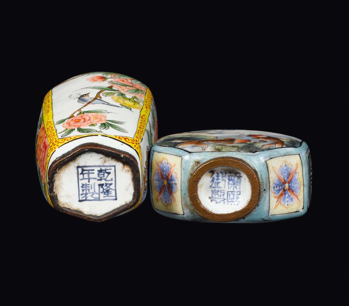 Due Snuff Bottles in Metallo Smaltato, una con Decoro di Fiori e Uccellini, L’altra con Pesci Ros...
