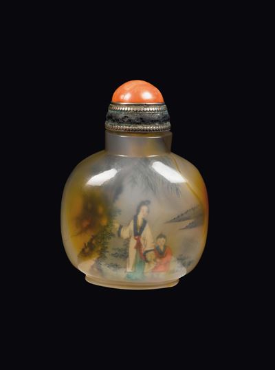 Snuff Bottle in Agata con Disegni di Personaggi e Firma, Cina, Dinastia Qing, XIX Secolo