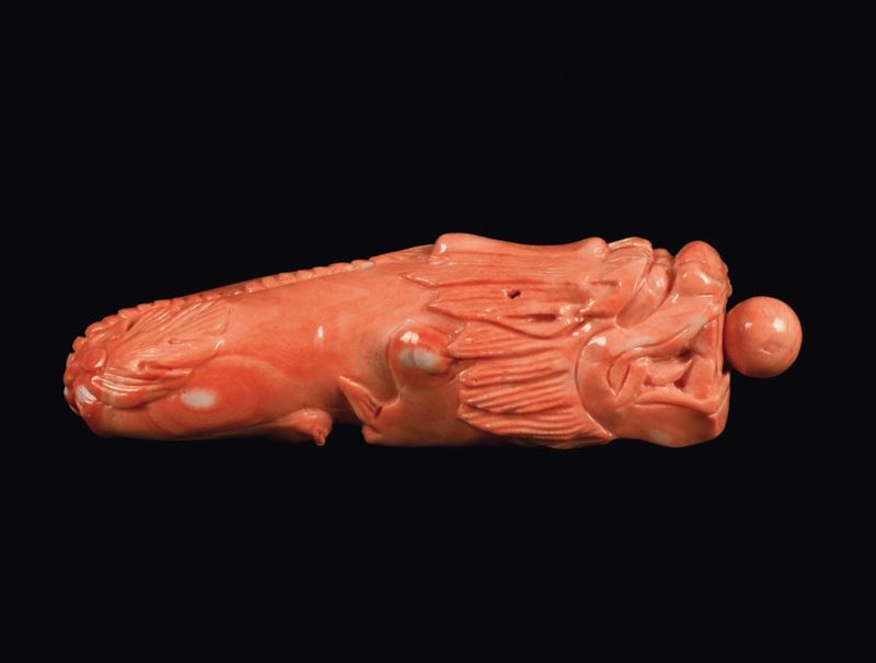 A carved coral snuff bottle shaped as a lion, China, Qing Dynasty, 19th century  - Auction Fine Chinese Works of Art - Cambi Casa d'Aste