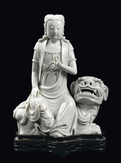 Gruppo in Porcellana Blanc De Chine Dehua con Guanyin Seduta su Cane di Pho, Cina, Dinastia Qing,...