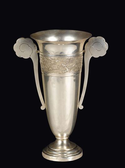 Vaso in Argento Sbalzato a Doppia Ansa con Rappresentazione di Contadini a Lavoro, Cina, XX Secol...