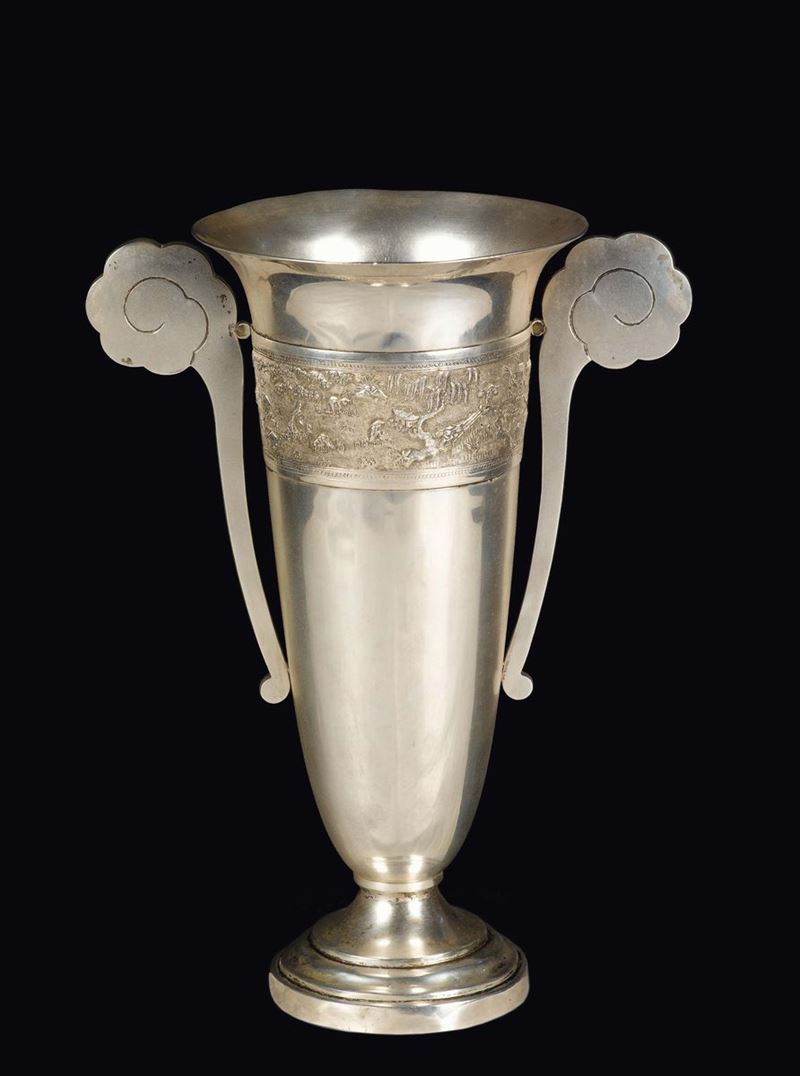 A silver vase double handled embossed with a working farmer, China, 20th century  - Auction Fine Chinese Works of Art - Cambi Casa d'Aste