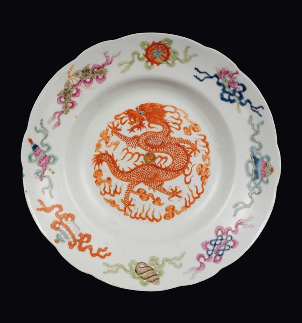 Piatto in porcellana a smalti policromi con immagine di drago rosso centrale, Cina, Dinastia Qing, marca e del periodo Guangxu (1875-1908)