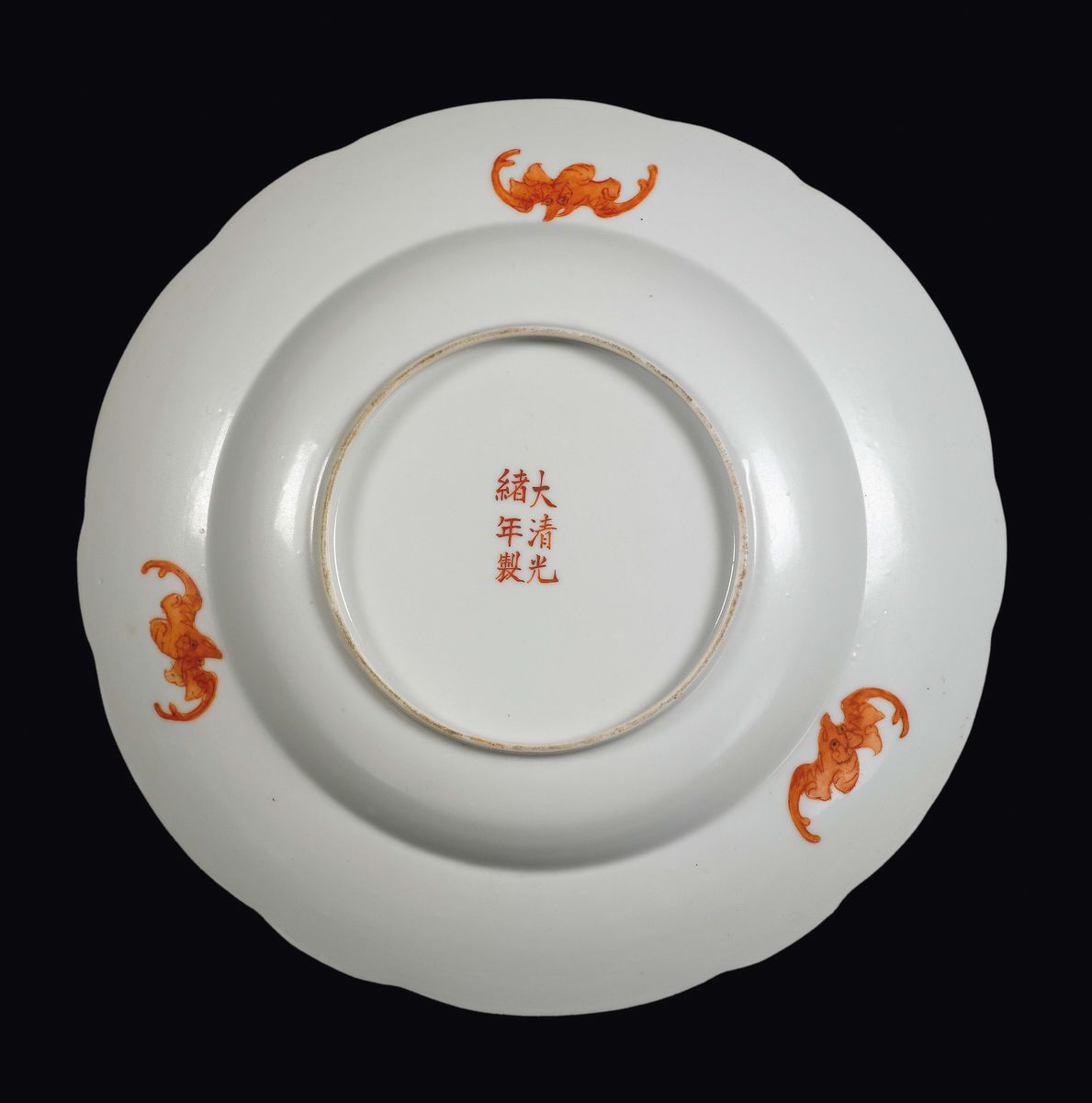 Piatto in Porcellana a Smalti Policromi con Immagine di Drago Rosso Centrale, Cina, Dinastia Qing...