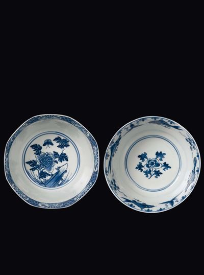 Due Ciotole in Porcellana Bianca e Blu a Decoro Floreale e con Pesci, Cina, Dinastia Qing, Epoca ...