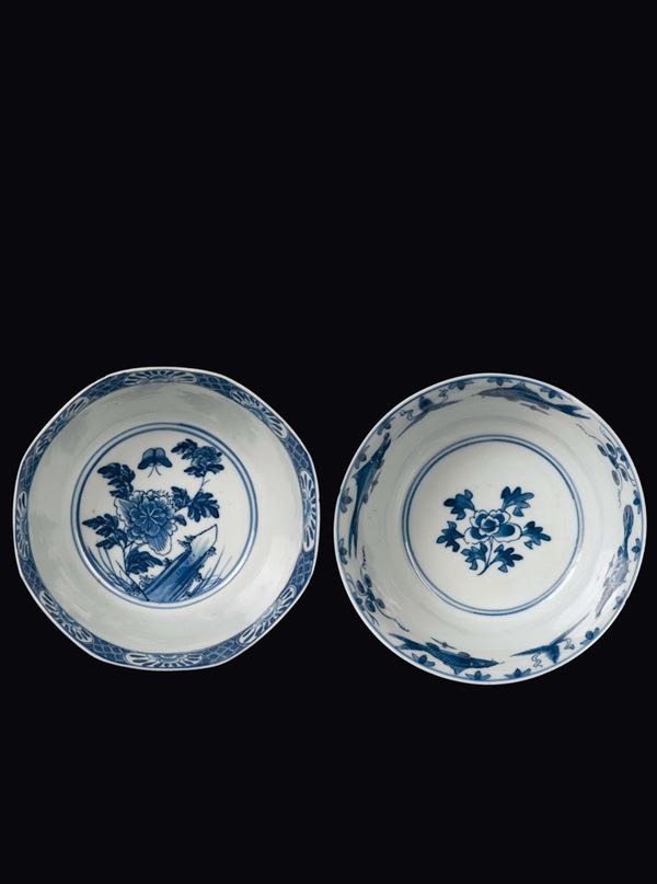 A pair of blue and white bowls with flower decorations and fish, China, Qing Dynasty, Kangxi Period (1662-1722)
