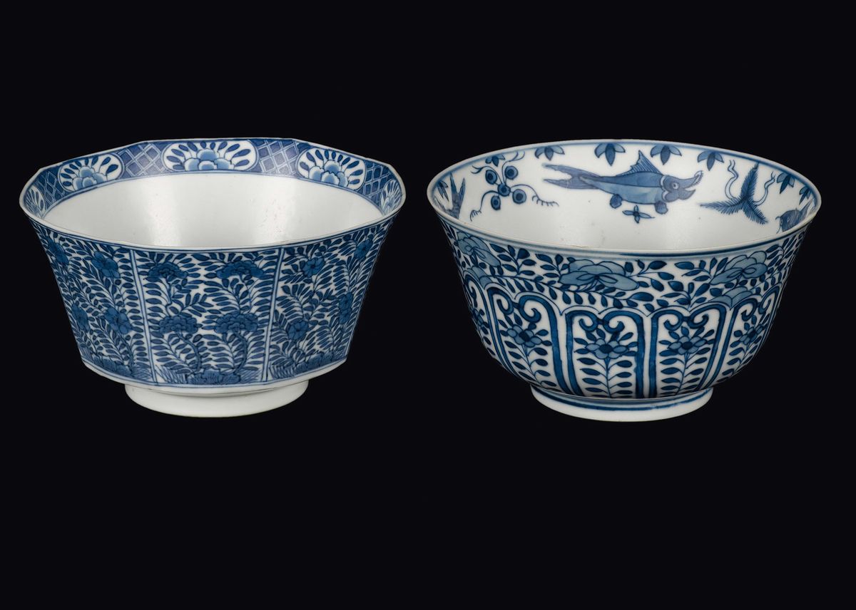Due Ciotole in Porcellana Bianca e Blu a Decoro Floreale e con Pesci, Cina, Dinastia Qing, Epoca ...