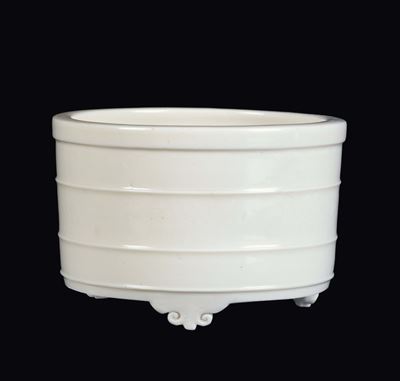 Incensiere Tripode in Porcellana Blanc De Chine Dehua con Piccoli Decori Grecali nella Fascia Cen...
