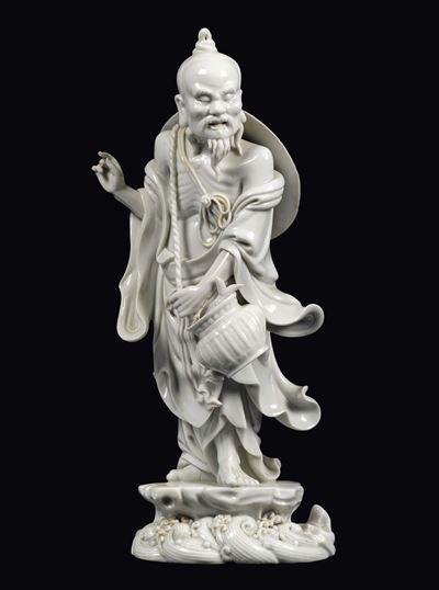 Figura di Pescatore con Cappello e Cestino di Pesci in Porcellana Blanc De Chine, Cina, Dinastia ...