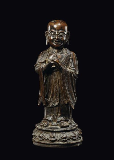Figura di Luohan in Bronzo Eretto su Fiore di Loto, Cina, Dinastia Qing, XVIII Secolo
