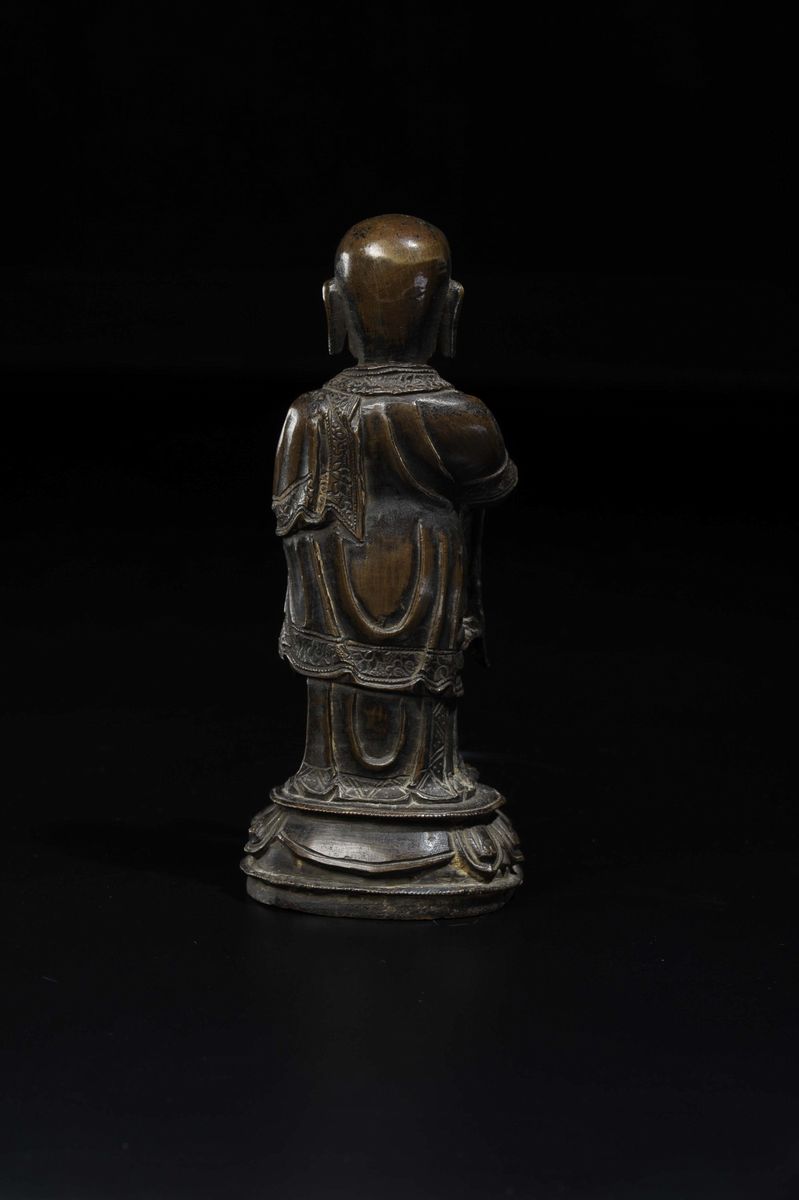 Figura di Luohan in Bronzo Eretto su Fiore di Loto, Cina, Dinastia Qing, XVIII Secolo