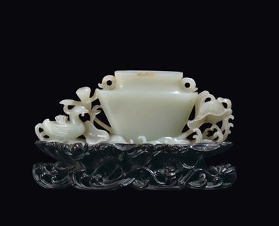 Vaso Scolpito in Giada Bianca Traforata con Decoro di Rami e Anatra, Cina, Dinastia Qing, XIX Sec...