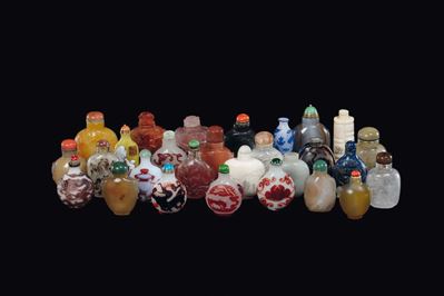 Lotto di Ventotto Snuff Bottles in Vetro,cristallo e Pietre Dure, Cina, XIX e XX Secolo