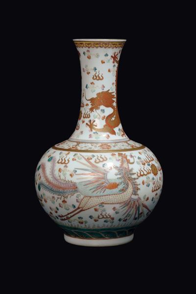 Vaso a Bottiglia in Porcellana a Smalti Policromi con Raffigurazioni di Fenice e Draghi, Cina, XX...