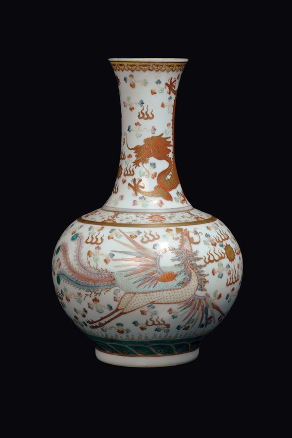 Vaso a bottiglia in porcellana a smalti policromi con raffigurazioni di fenice e draghi, Cina, XX secolo