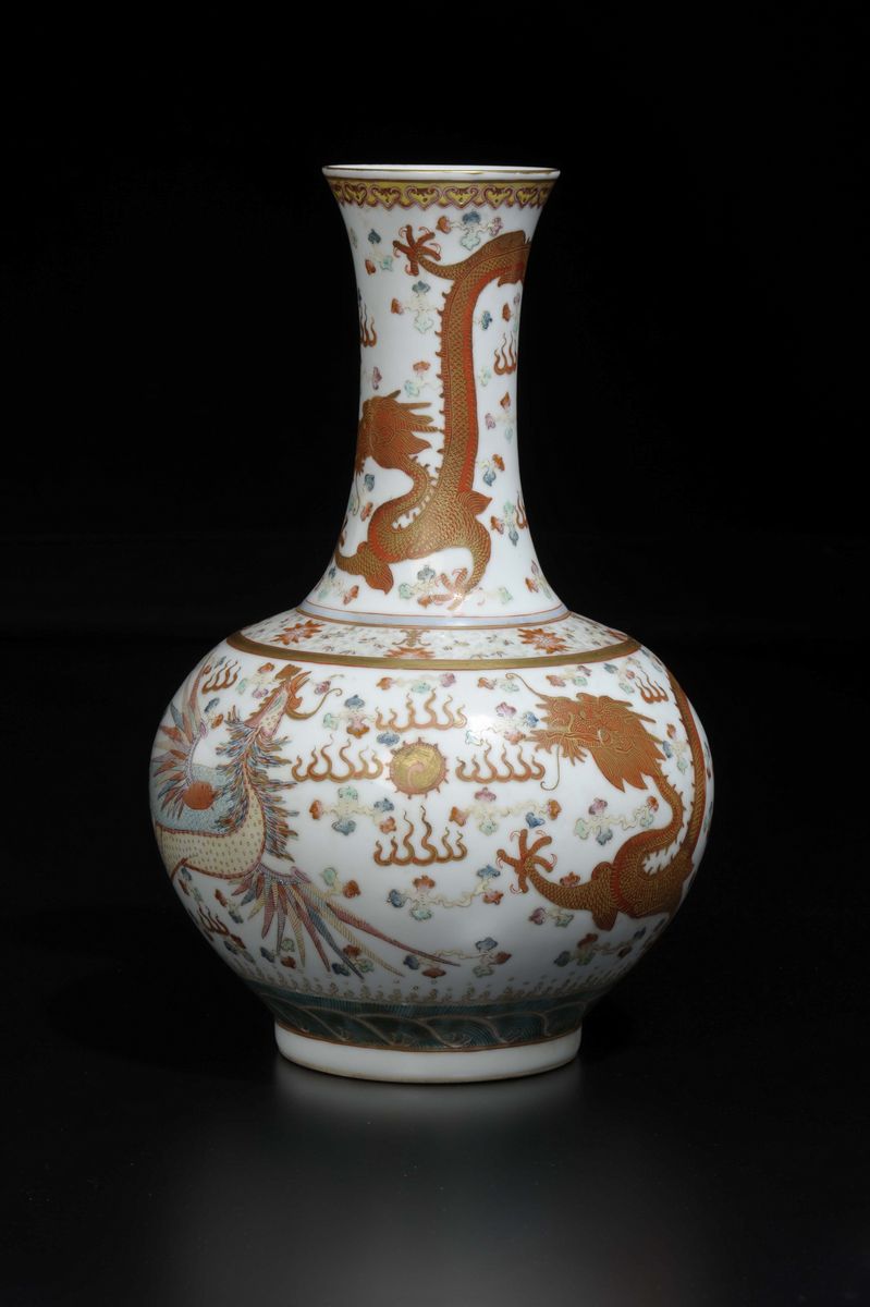 Vaso a Bottiglia in Porcellana a Smalti Policromi con Raffigurazioni di Fenice e Draghi, Cina, XX...