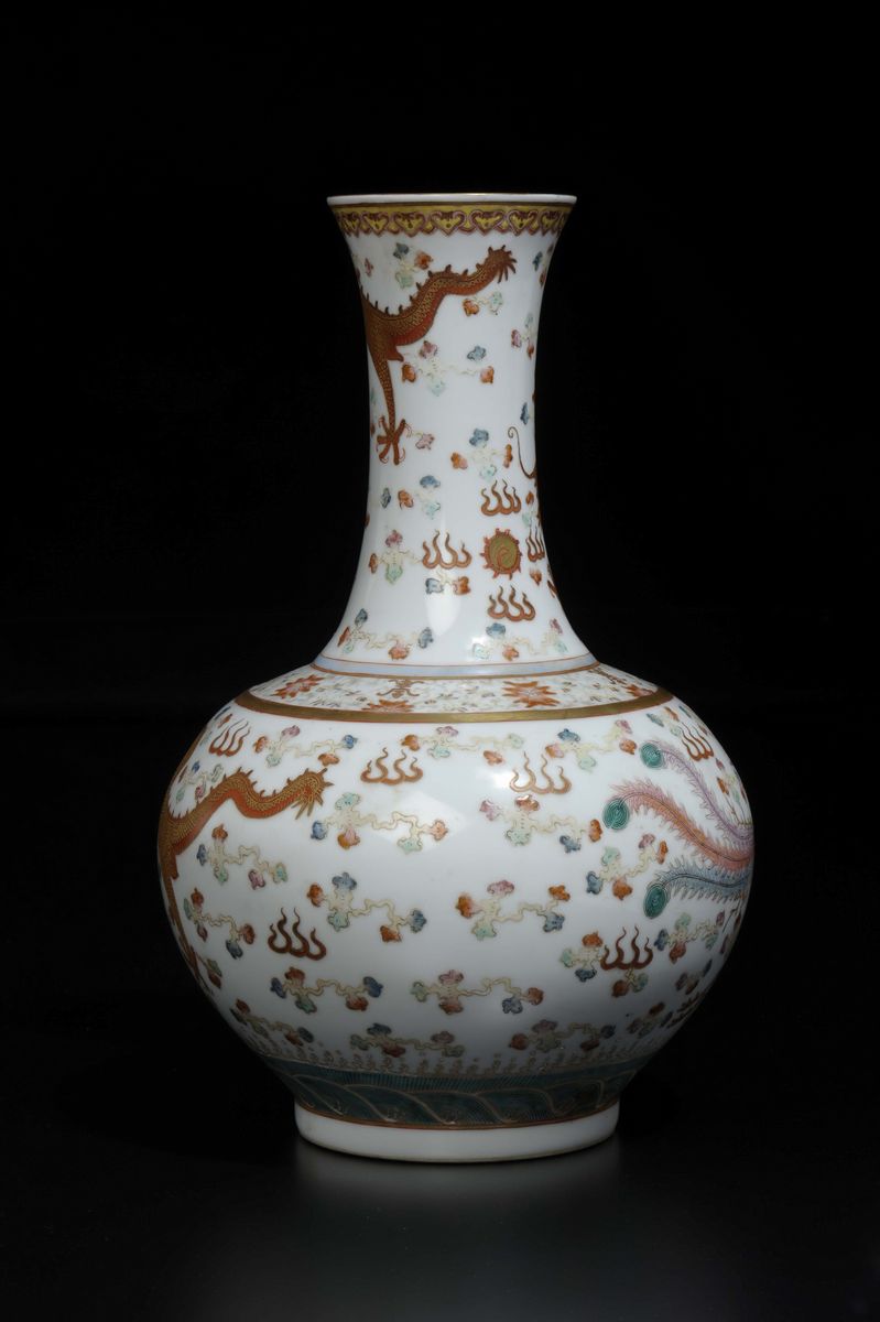 Vaso a Bottiglia in Porcellana a Smalti Policromi con Raffigurazioni di Fenice e Draghi, Cina, XX...