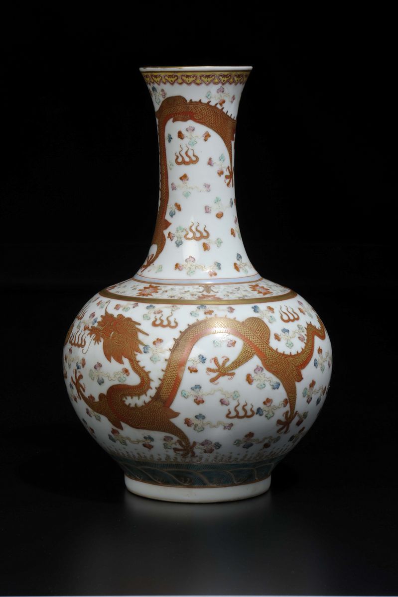 Vaso a Bottiglia in Porcellana a Smalti Policromi con Raffigurazioni di Fenice e Draghi, Cina, XX...