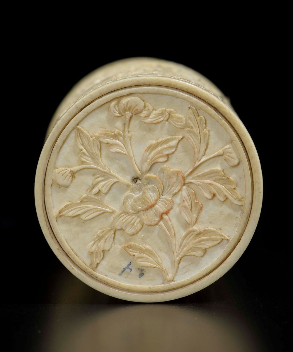 Scatola in Avorio con Coperchio con Incise Scene di Vita Comune, Cina, Dinastia Qing, XIX Secolo