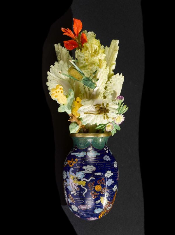 Vasetto a smalti cloisonné con decoro vegetale di fiori ed insetti in avorio dipinto, Cina, inizio XX secolo