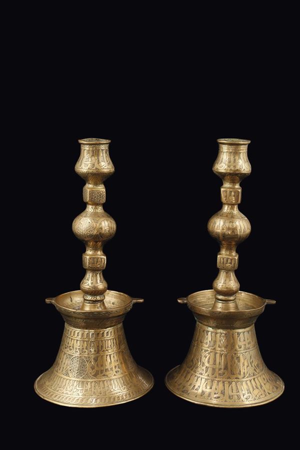 Coppia di candelieri in bronzo fuso e cesellato, probabile arte mamelucca del XVI secolo