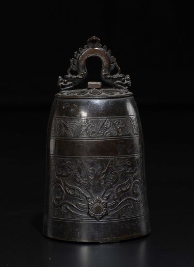 Campana con Manico in Bronzo con Decoro Sbalzato D’ispirazione Arcaica, Cina, Dinastia Ming, XVI ...