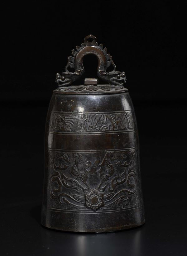 Campana con manico in bronzo con decoro sbalzato d’ispirazione arcaica, Cina, Dinastia Ming, XVI secolo