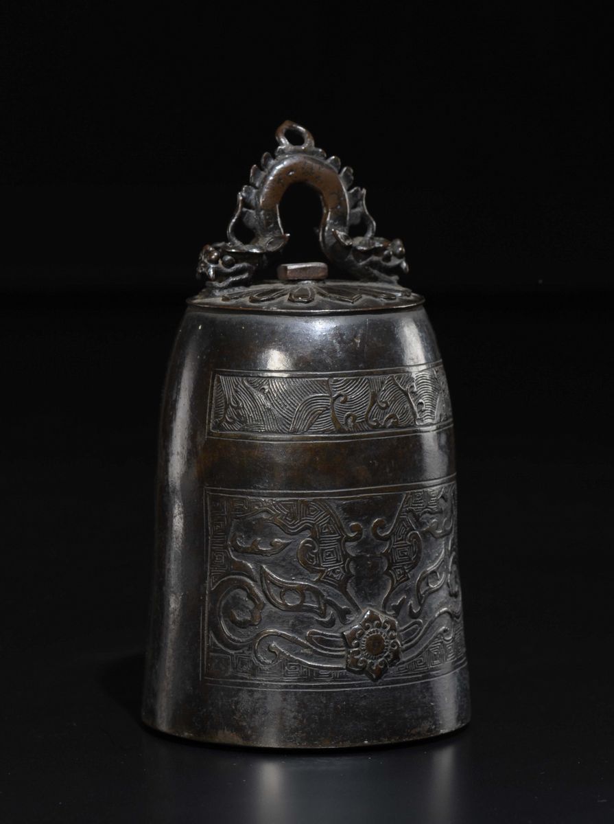 Campana con Manico in Bronzo con Decoro Sbalzato D’ispirazione Arcaica, Cina, Dinastia Ming, XVI ...